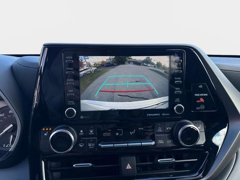 Used 2021 Toyota Highlander XLE image 25