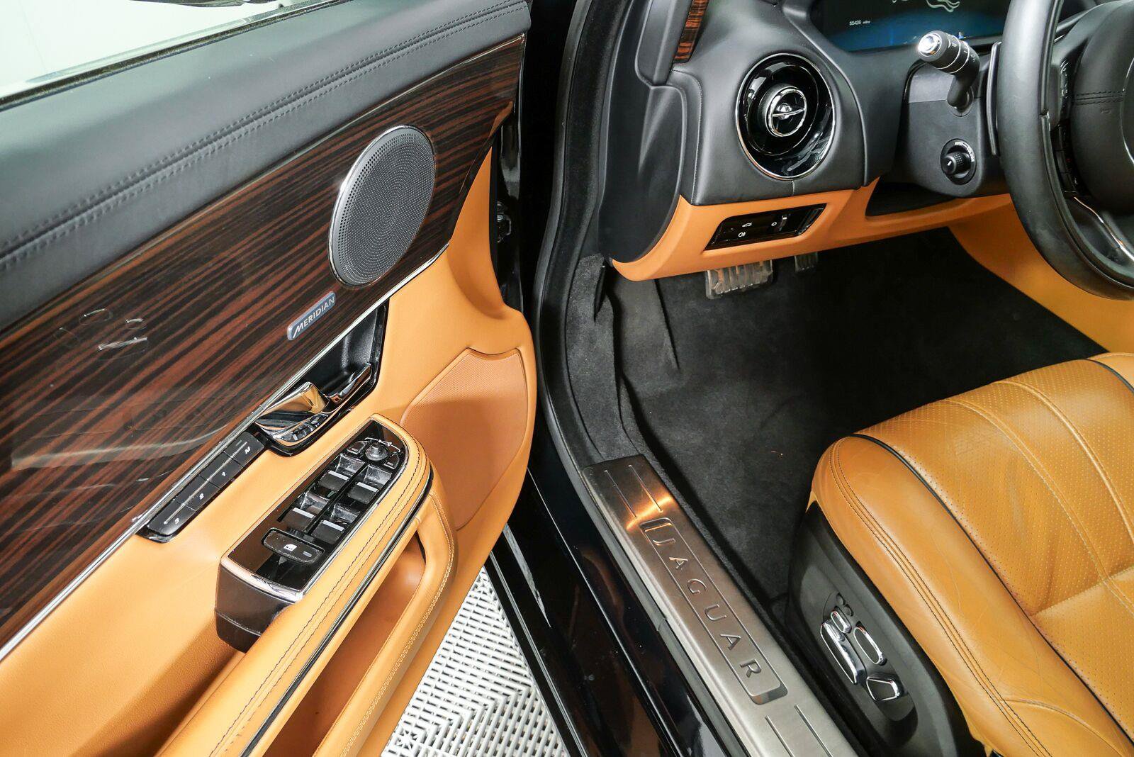 Used 2013 Jaguar XJ L Portfolio AWD/4WD image 8
