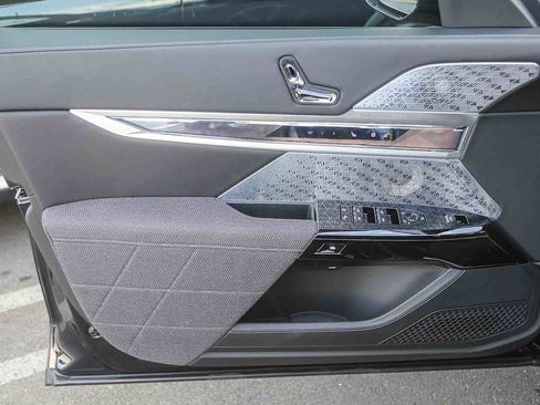 Used 2025 BMW i7 M70 image 17