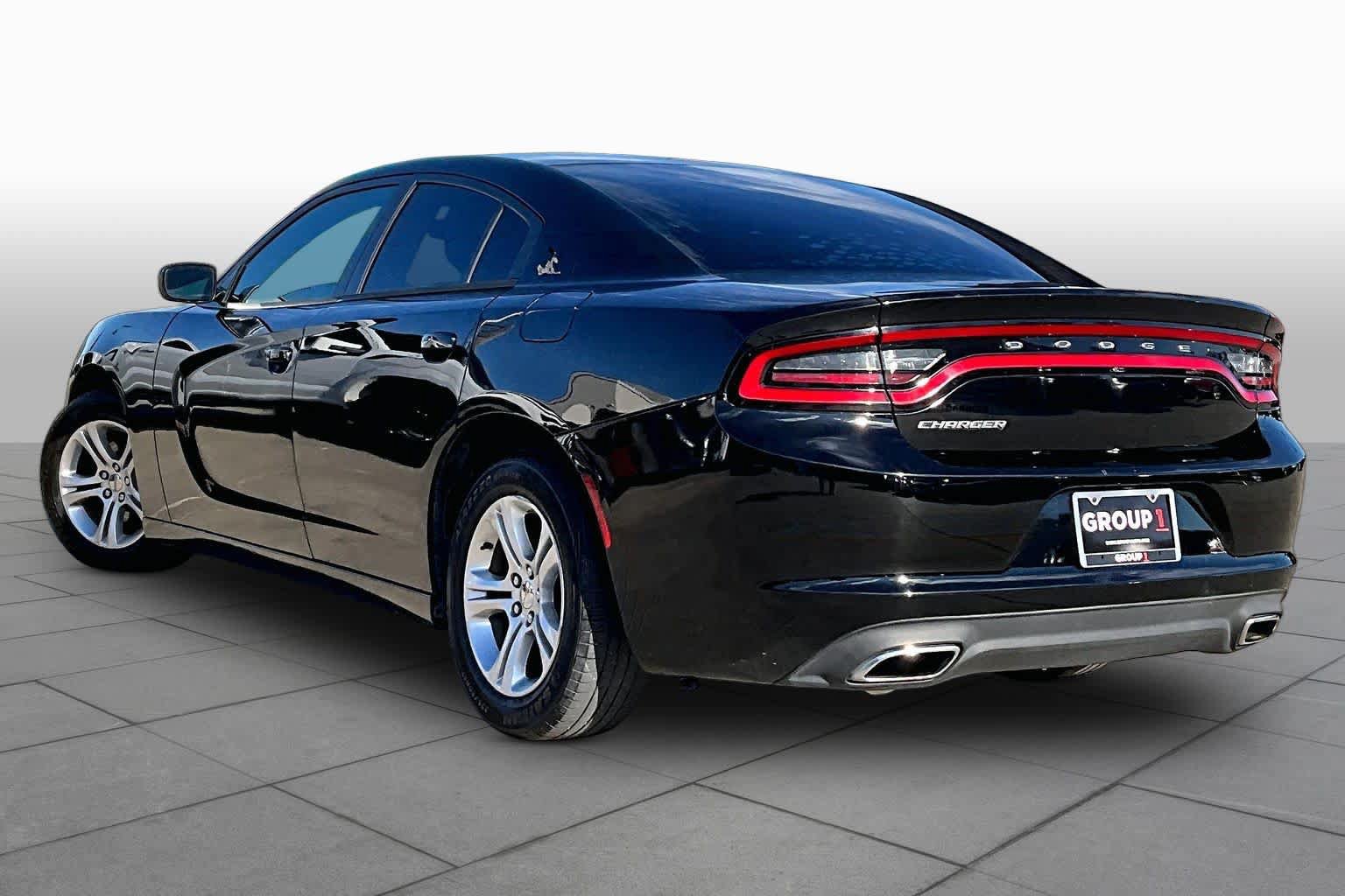 Used 2017 Dodge Charger SE RWD image 12