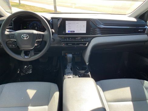 Used 2025 Toyota Camry LE image 9