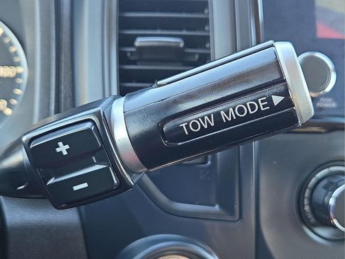 Used 2024 Nissan Titan SV image 22