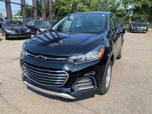 Used 2021 Chevrolet Trax LS FWD image 2