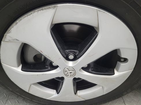 Used 2015 Toyota Prius Five image 31