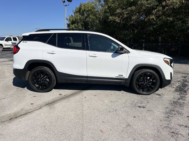 Used 2020 GMC Terrain SLE w/ Elevation Edition FWD image 2