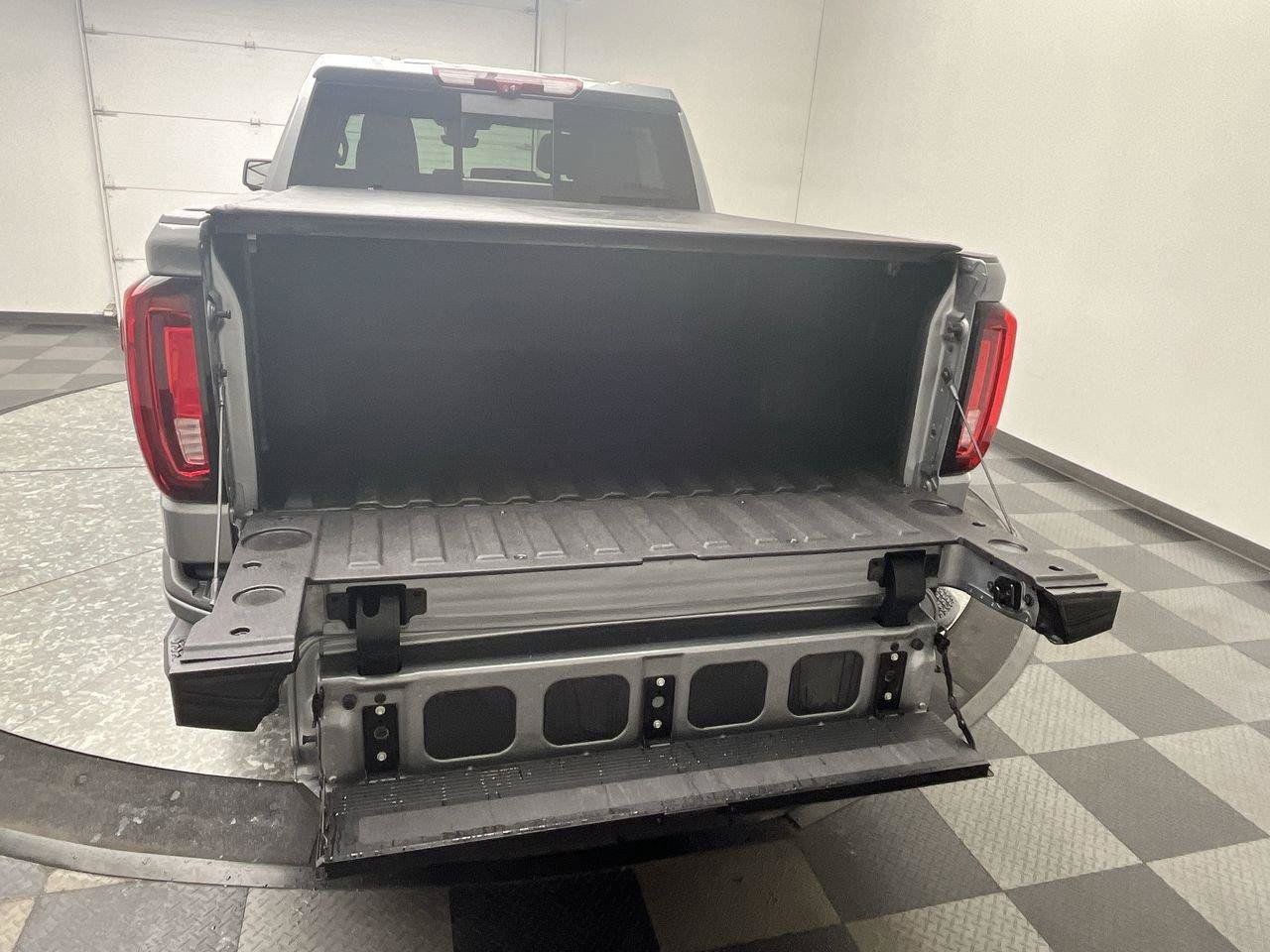 Certified 2023 GMC Sierra 1500 AT4 w/ Technology Package AWD/4WD image 7