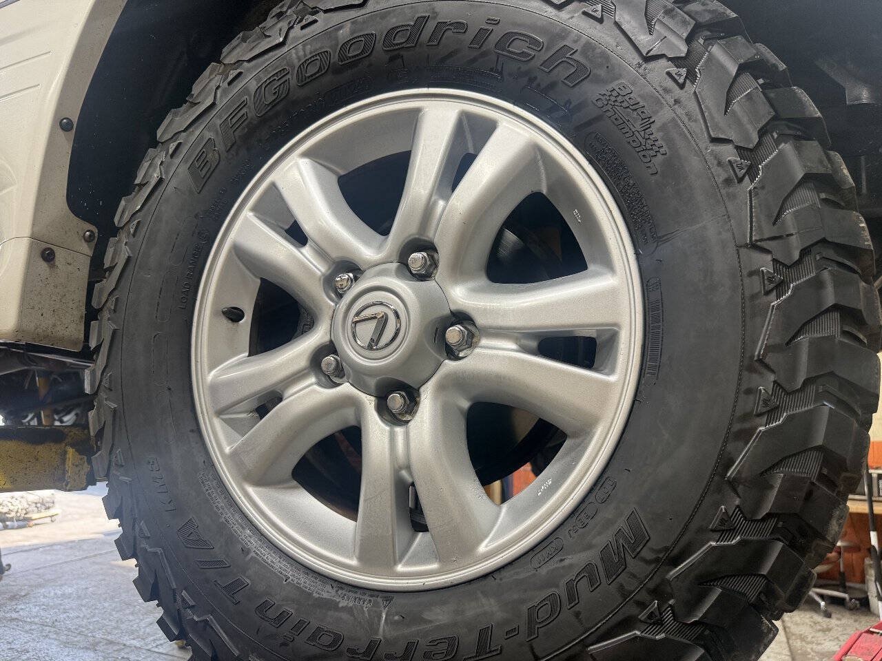 Used 2005 Lexus LX 470 4WD w/ Preferred Accessory Pkg image 95