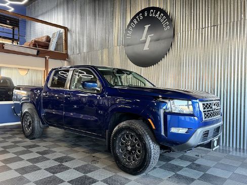 Used 2022 Nissan Frontier SV image 2
