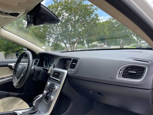 Used 2017 Volvo V60 T5 Cross Country w/ Climate Package image 28