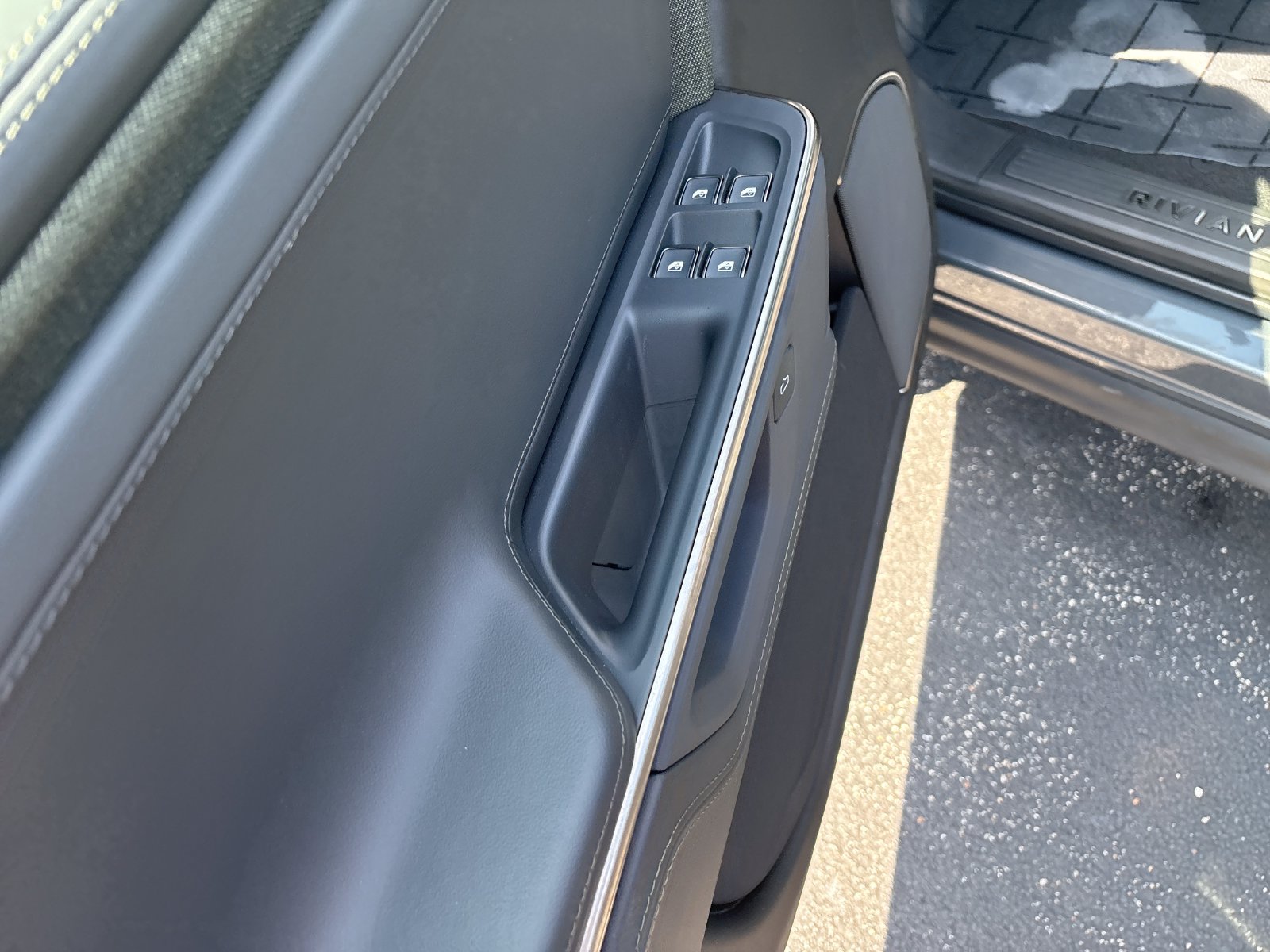 Used 2025 Rivian R1S Adventure Dual AWD/4WD image 37