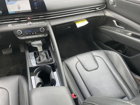 New 2025 Hyundai Elantra Limited FWD image 18