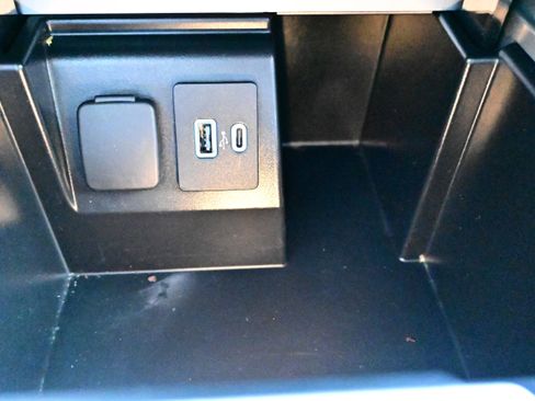 Used 2022 Ford Explorer XLT w/ Equipment Group 202A AWD/4WD image 32
