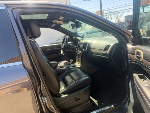 Used 2017 Jeep Grand Cherokee Overland AWD/4WD image 22