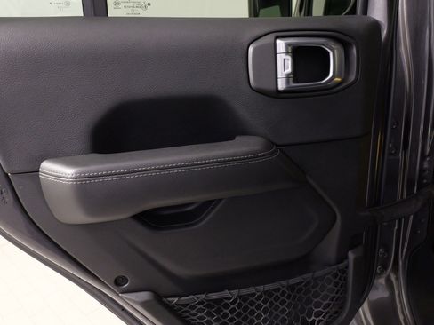 Used 2021 Jeep Wrangler Unlimited Sahara image 33