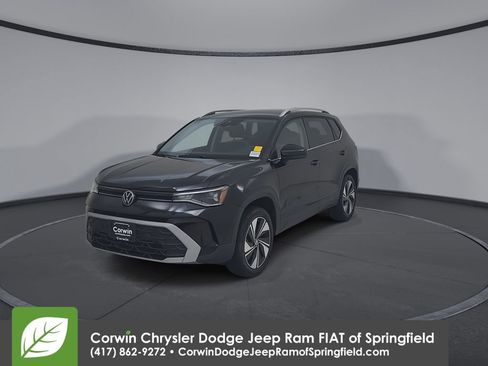 Used 2025 Volkswagen Taos SE AWD/4WD image 6