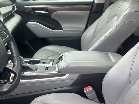 Used 2021 Toyota Highlander Limited image 24