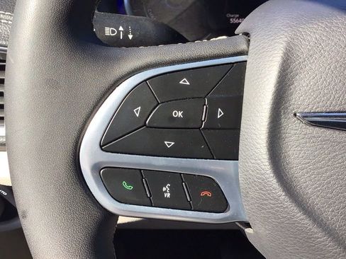 Used 2023 Chrysler Pacifica Limited image 25