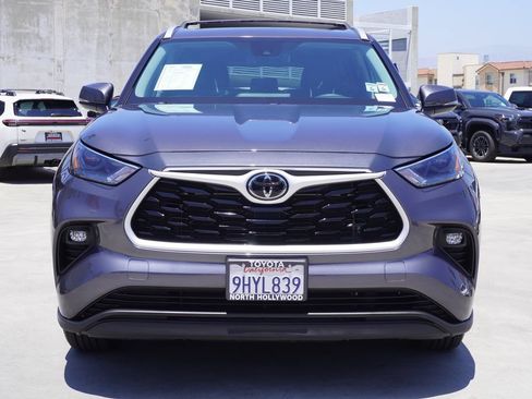 Used 2023 Toyota Highlander XLE FWD image 3