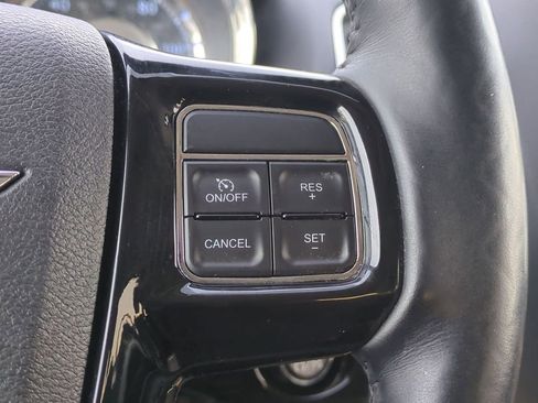 Used 2014 Chrysler Town & Country Touring-L image 29