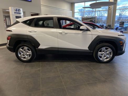 New 2025 Hyundai Kona SE image 7