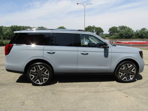 Used 2025 Ford Expedition Platinum w/ Platinum Ultimate Package AWD/4WD image 5