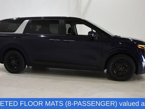 Used 2025 Kia Carnival image 3