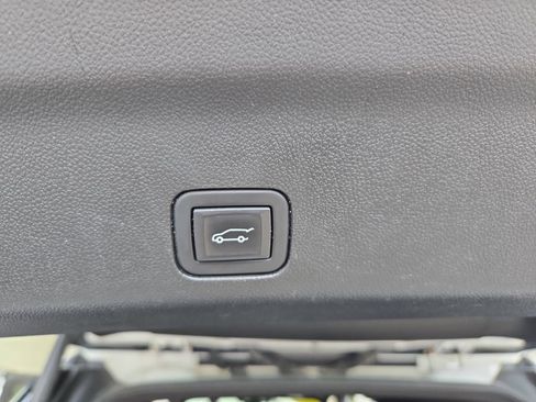 Used 2023 GMC Yukon XL SLT AWD/4WD image 16