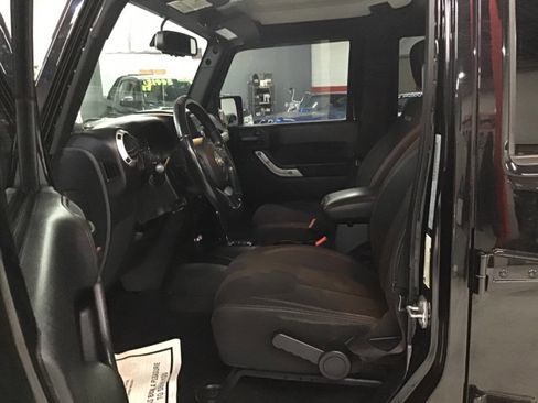 Used 2017 Jeep Wrangler Unlimited Sahara w/ Connectivity Group image 12