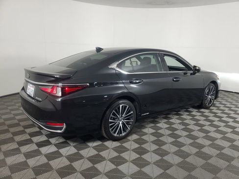 Used 2022 Lexus ES 300h w/ Premium Package image 4