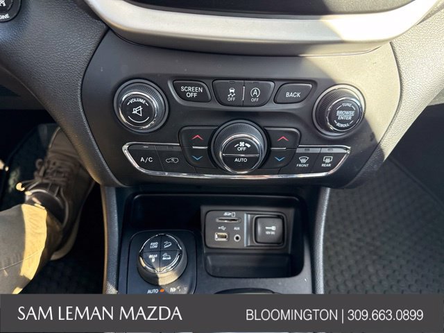 Used 2016 Jeep Cherokee Trailhawk w/ Comfort/Convenience Group AWD/4WD image 4