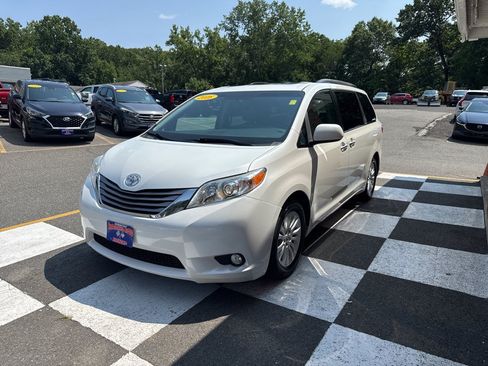 Used 2016 Toyota Sienna XLE FWD image 5