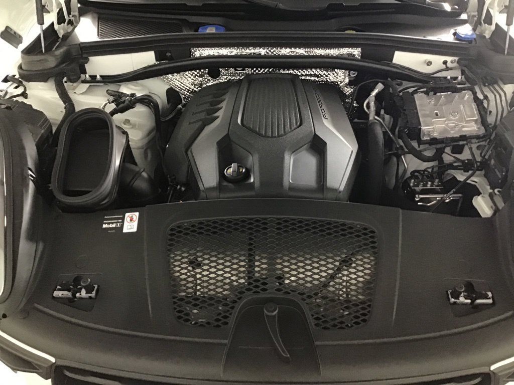 Certified 2026 Porsche Macan AWD/4WD image 17