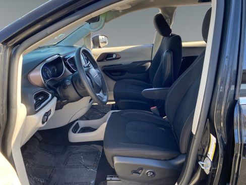 Used 2023 Chrysler Voyager LX image 9