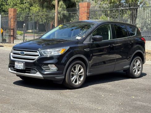 Used 2019 Ford Escape SE image 3