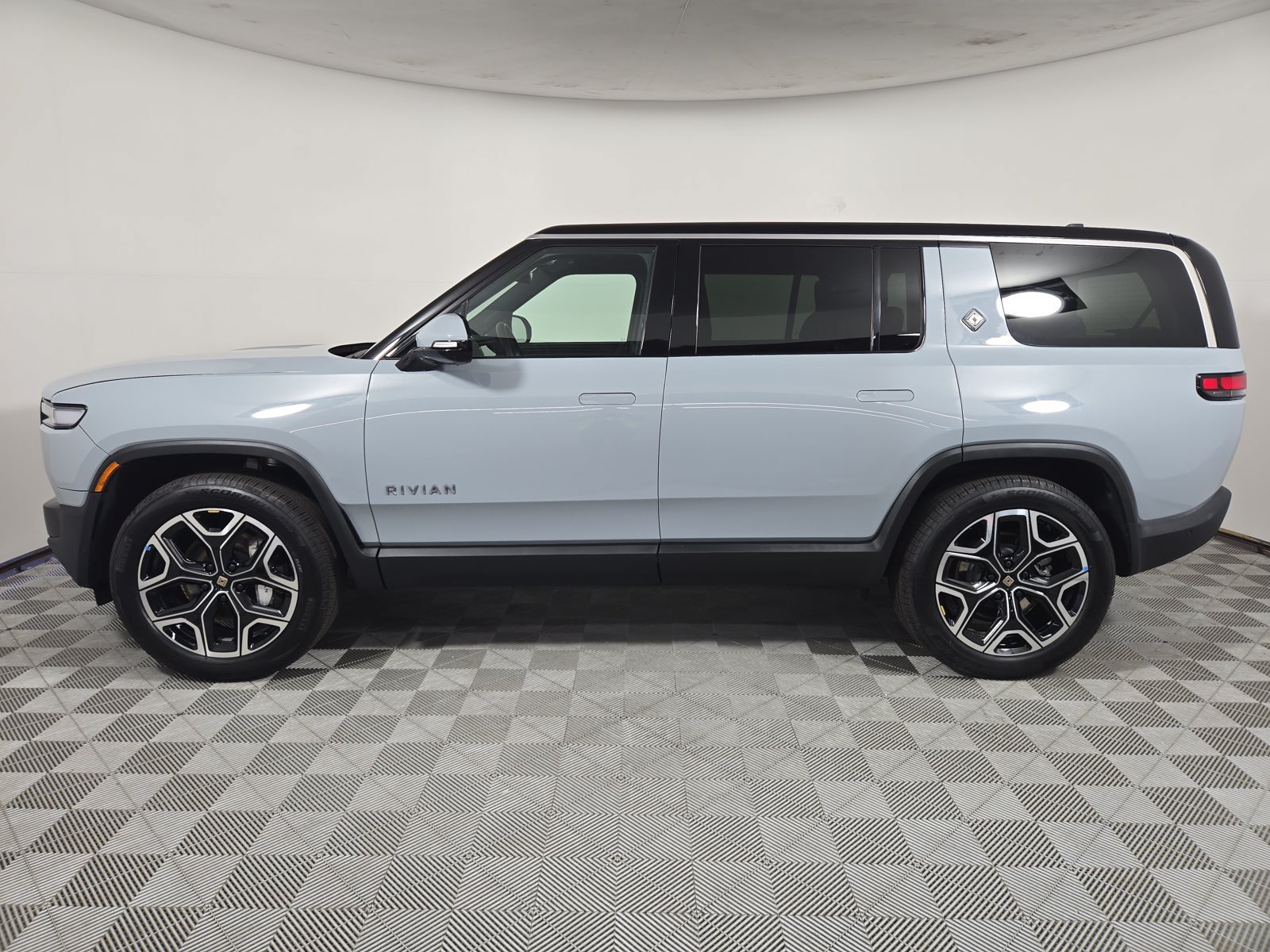 Used 2025 Rivian R1S Adventure Dual AWD/4WD image 2