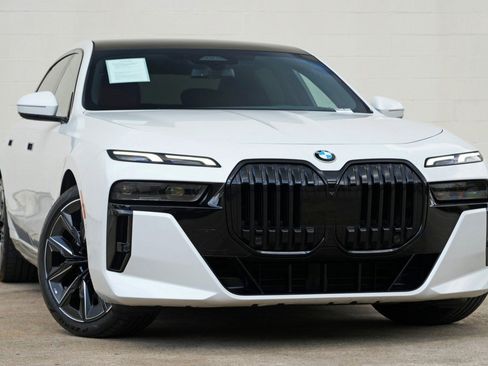 Used 2023 BMW 740i w/ Parking Assistance Package RWD image 4