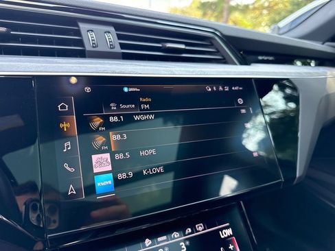 Used 2024 Audi Q8 e-tron Premium Plus w/ Premium Plus Package AWD/4WD image 32