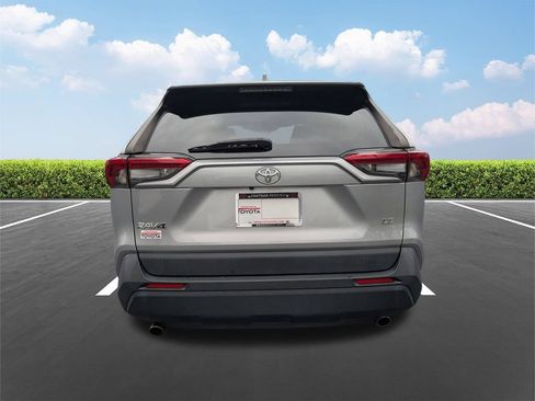 Used 2022 Toyota RAV4 LE FWD image 6