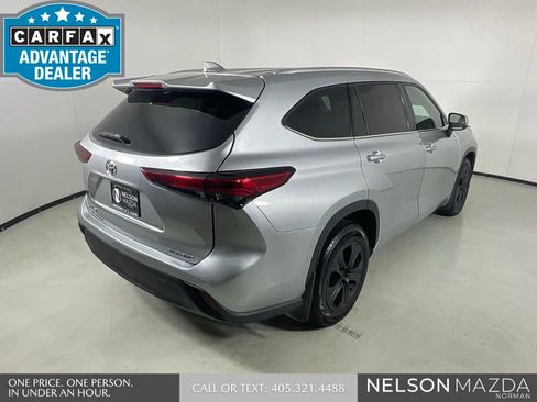 Used 2021 Toyota Highlander XLE AWD/4WD image 6