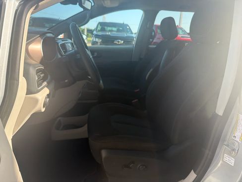 Used 2023 Chrysler Voyager LX FWD image 14
