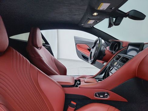 Used 2018 Aston Martin DB11 Coupe image 25