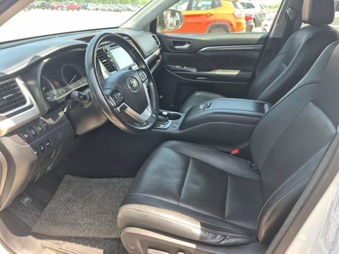 Used 2017 Toyota Highlander Limited AWD/4WD image 5