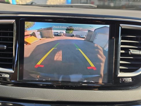 Used 2023 Chrysler Pacifica Touring-L FWD image 25