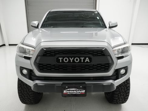 Used 2017 Toyota Tacoma TRD Off-Road w/ Tow Package (A/T) image 2