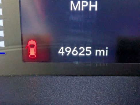 Used 2024 Chrysler Voyager LX image 18