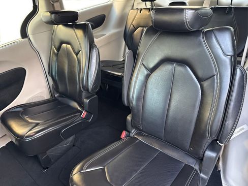 Used 2024 Chrysler Pacifica Touring-L image 10
