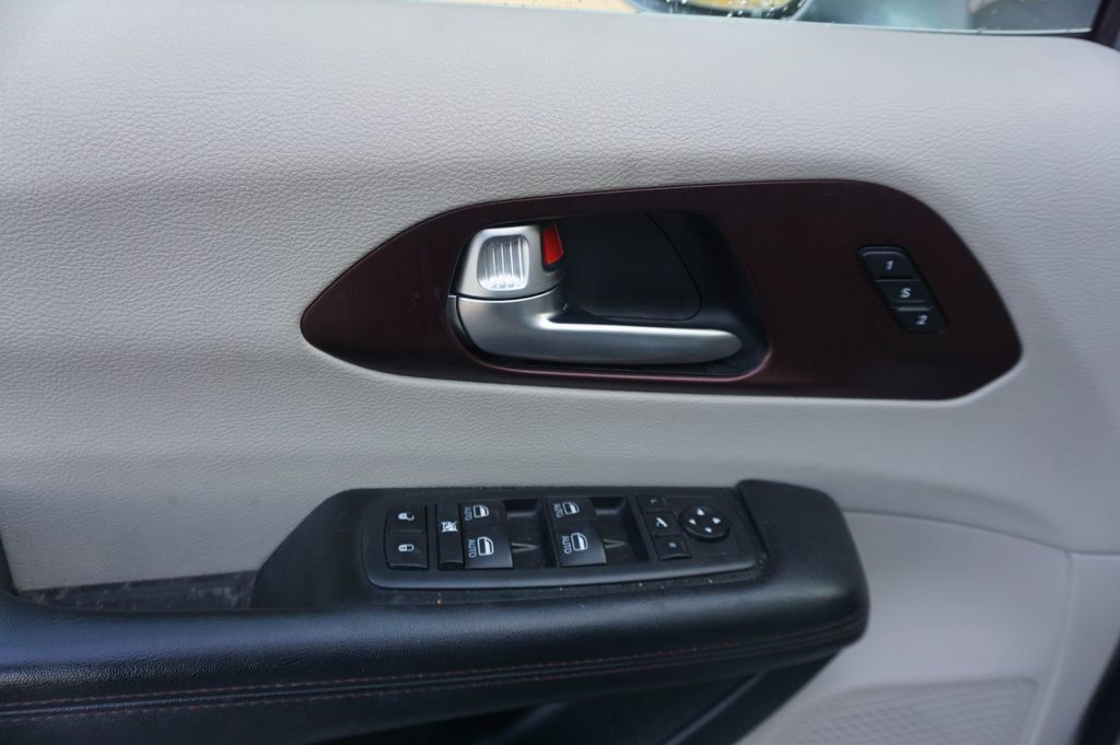 Used 2020 Chrysler Pacifica Limited FWD image 3