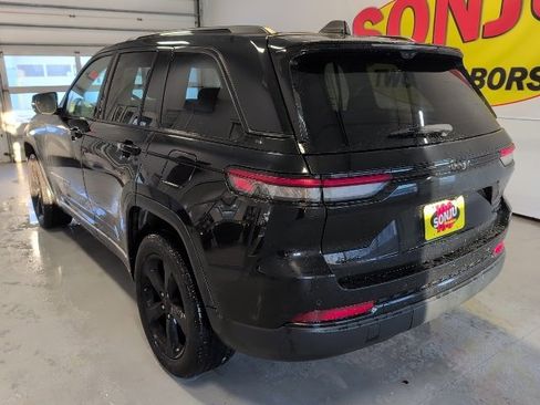 Used 2023 Jeep Grand Cherokee Limited w/ Luxury Tech Group II image 3