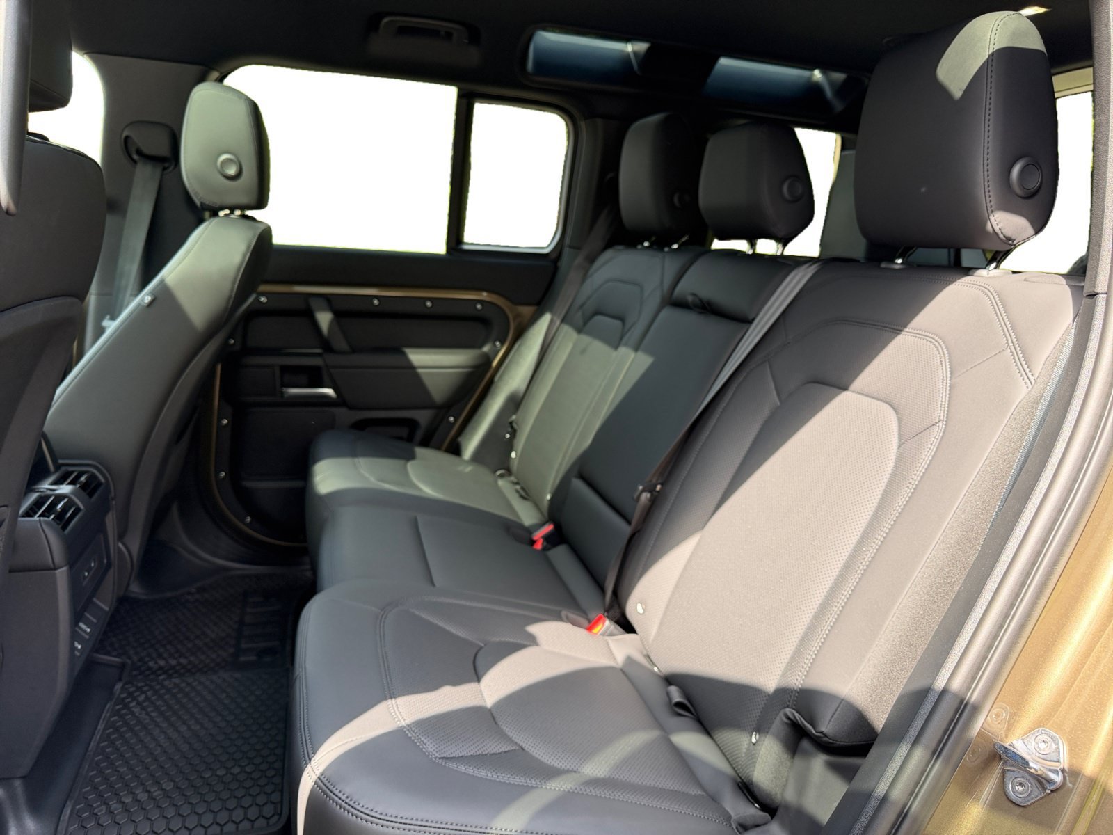 New 2026 Land Rover Defender 110 X-Dynamic SE AWD/4WD image 16