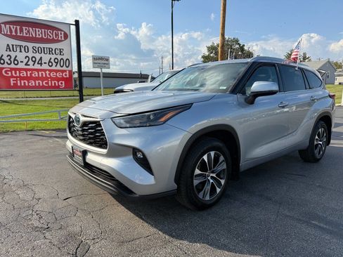 Used 2022 Toyota Highlander XLE image 2